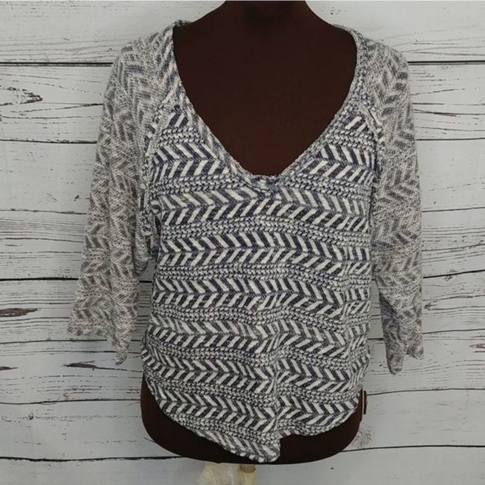 Forever 21 Abstract Black‎ White Textured Sweater